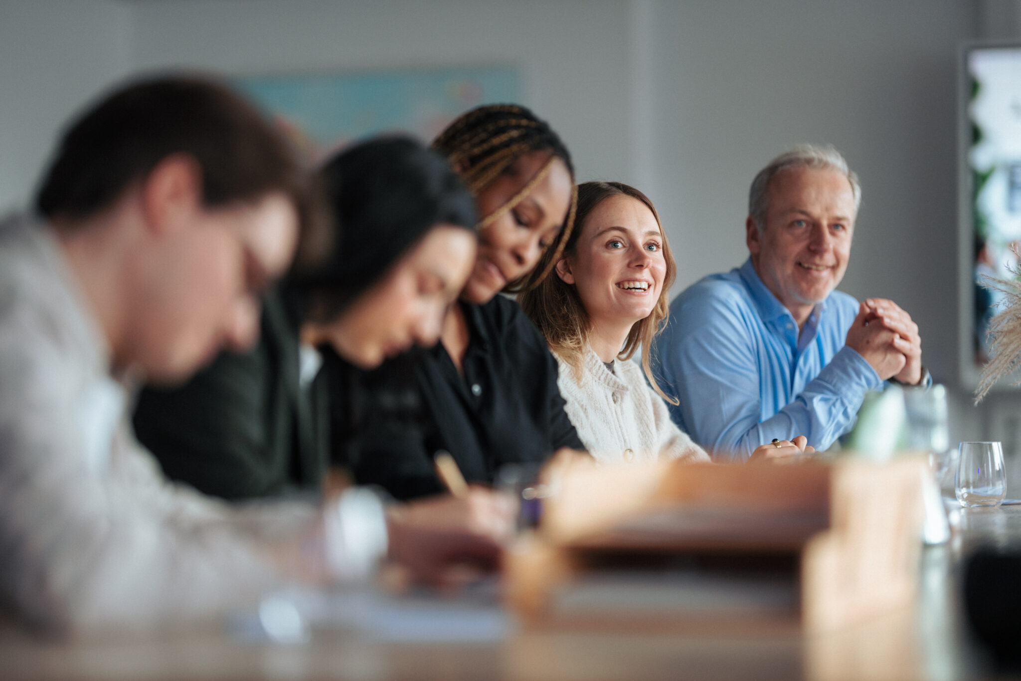 Männer und Frauen bei einem Workshop