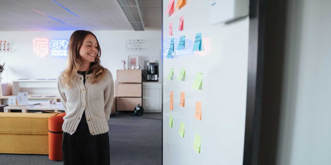 Bild von einer Frau bei der Gründungsberatung