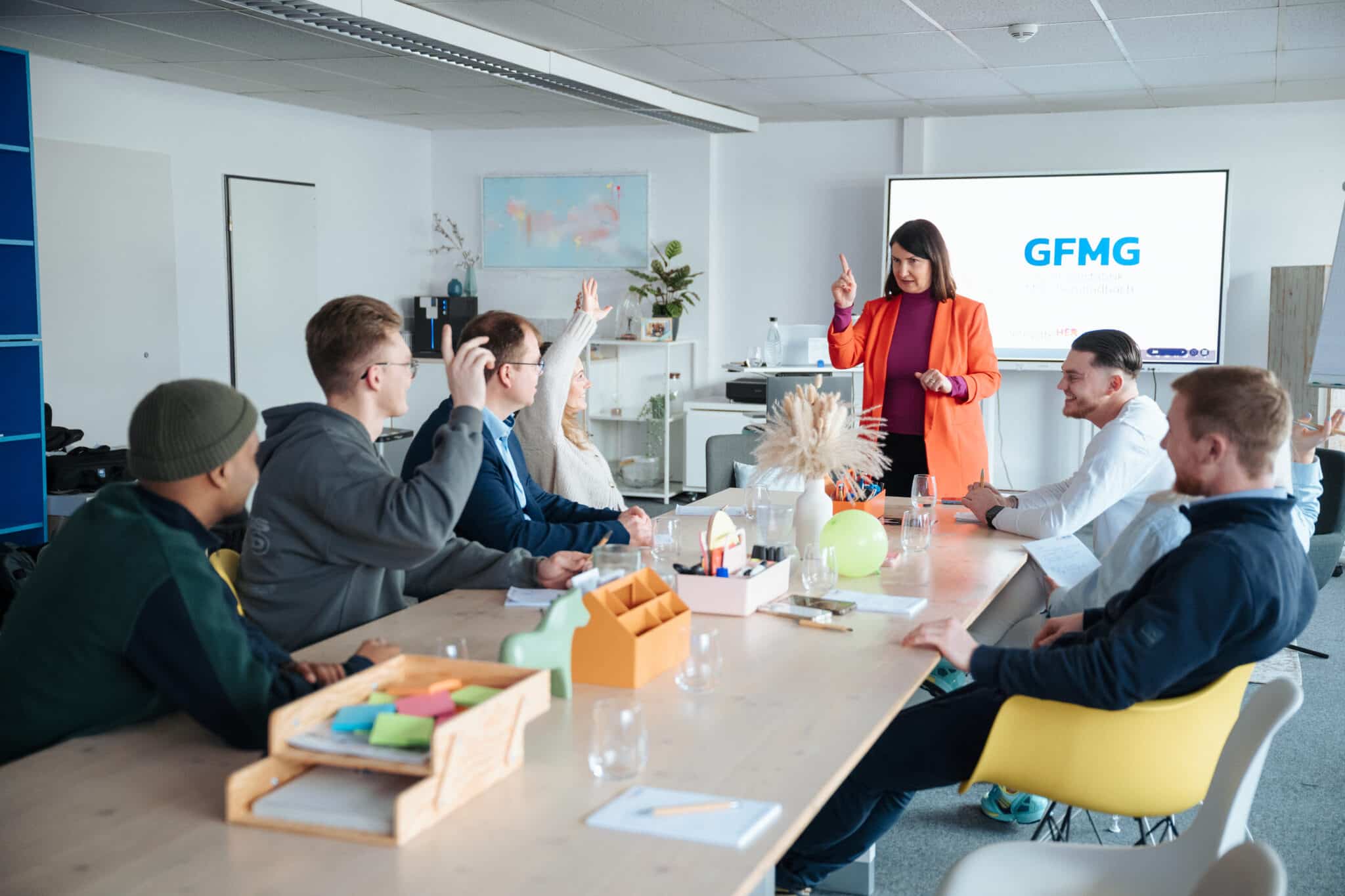 Bild von einer Gruppe, die an Workshops teilnehmen