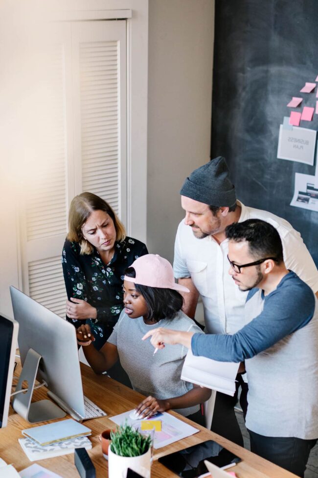 Menschen die sich unsere Inkubator Module ansehen.